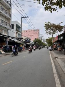 NHÀ MỚI HIỆN ĐẠI TRONG KHU ĐỒNG BỘ AN NINH, ĐẦY ĐỦ NỘI THẤT SANG TRỌNG , ĐƯỜNG Ô TÔ LÝ PHỤC MAN, BÌNH THUẬN, QUẬN 7, GẦN 200 M2, CHỈ 10.8 TỶ .
